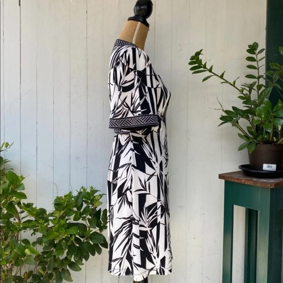EUC!BCBGMAXAZRIA BK&WT BAMBOO PRINT WRAP DRESS XXS - Picture 2 of 7